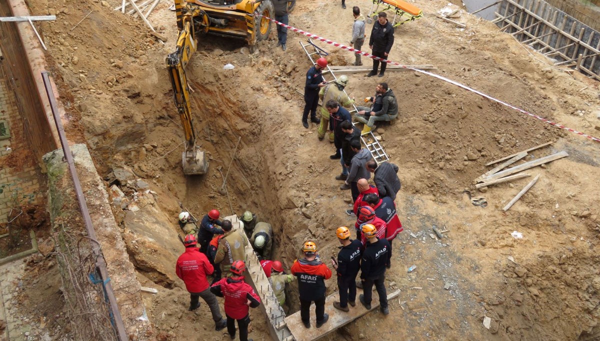 Sancaktepe'de bir işçi toprak altında kaldı Sancaktepe'de bir işçi toprak altında kaldı