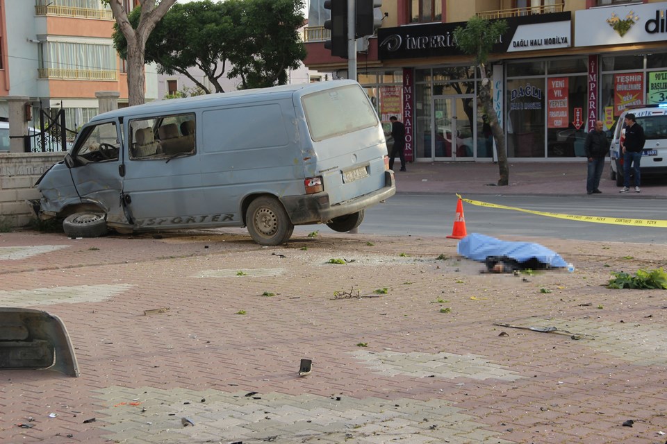 Konya'da ticari taksi ile minibüs çarpıştı: 1 ölü - 1