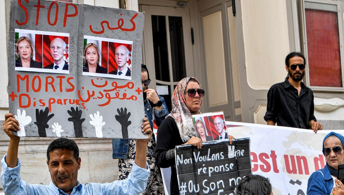 İtalya Başbakanı Giorgia Meloni'ye Tunus'ta protestolu karşılama İtalya Başbakanı Giorgia Meloni'ye Tunus'ta protestolu karşılama