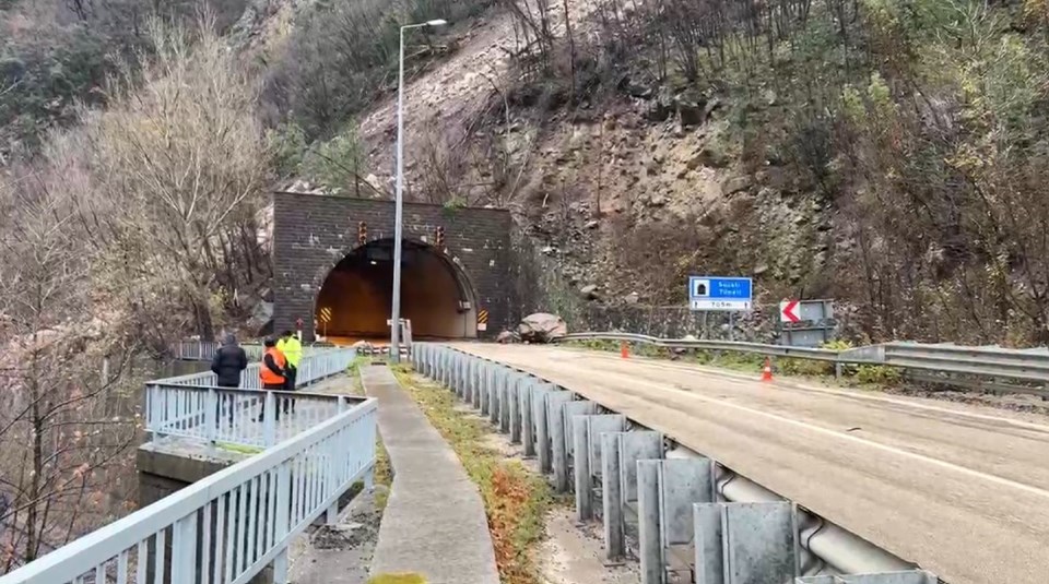 Heyelan nedeniyle demir yolu ulaşıma kapandı - 1