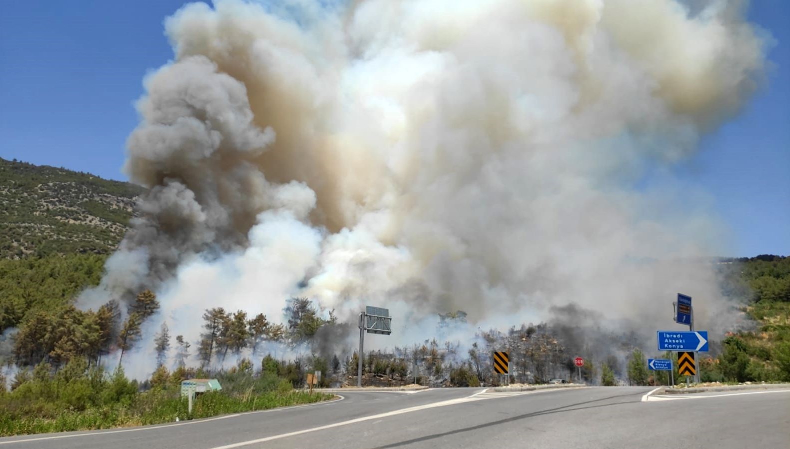Antalya'daki orman yangını kontrol altında