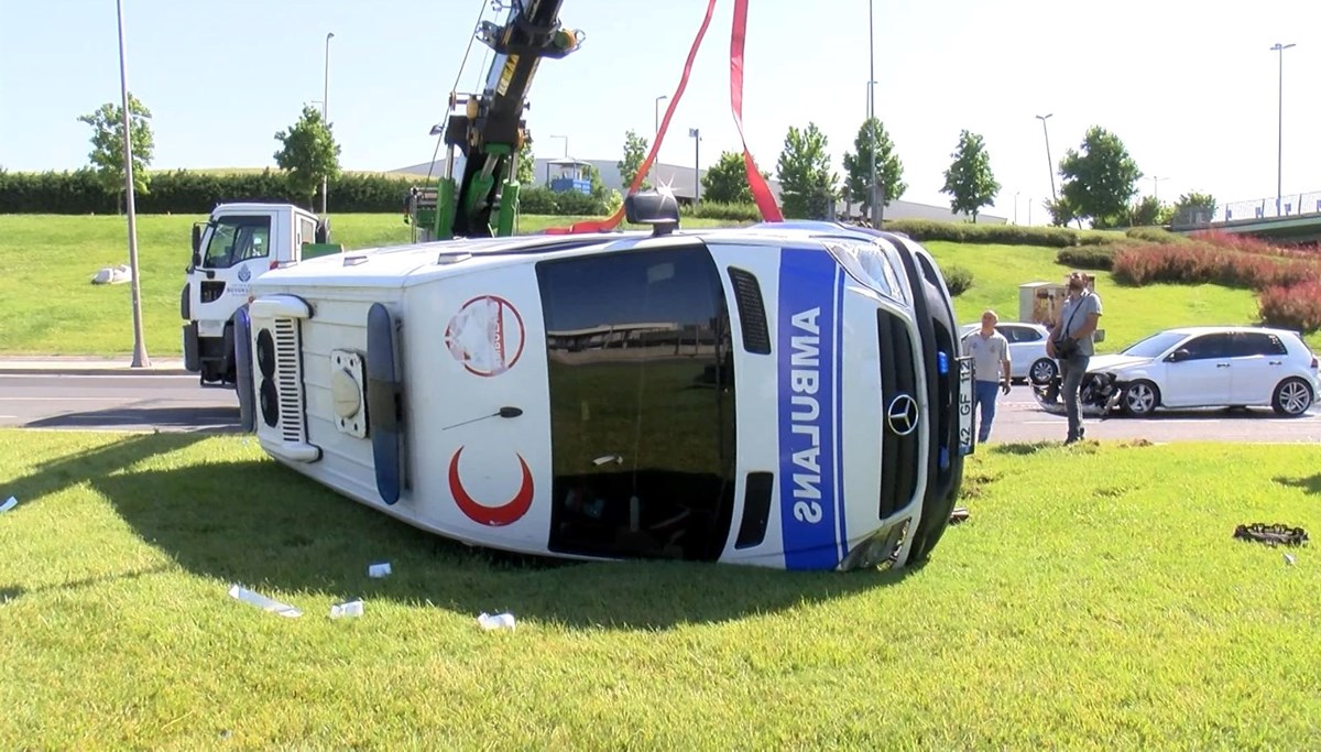 Bakırköy'de ambulans devrildi