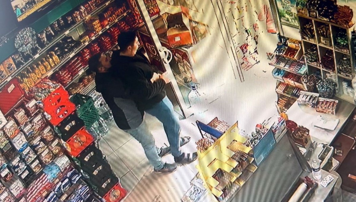 Heimlich manevrası ile komşusunun hayatını kurtardı Heimlich manevrası ile komşusunun hayatını kurtardı