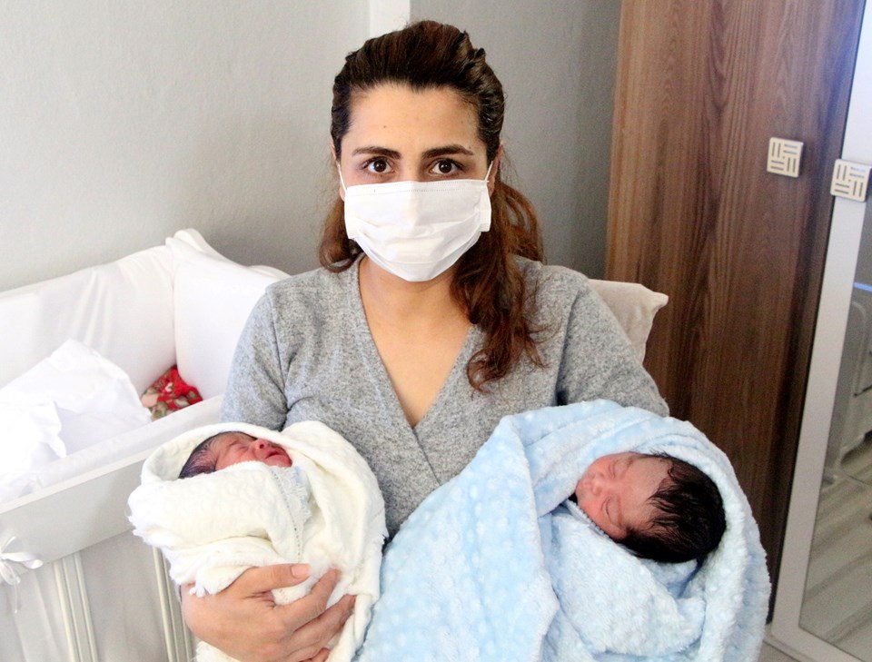 Sağlık çalışanı corona virüsü yendikten 3 gün sonra ikiz bebek dünyaya getirdi - 1