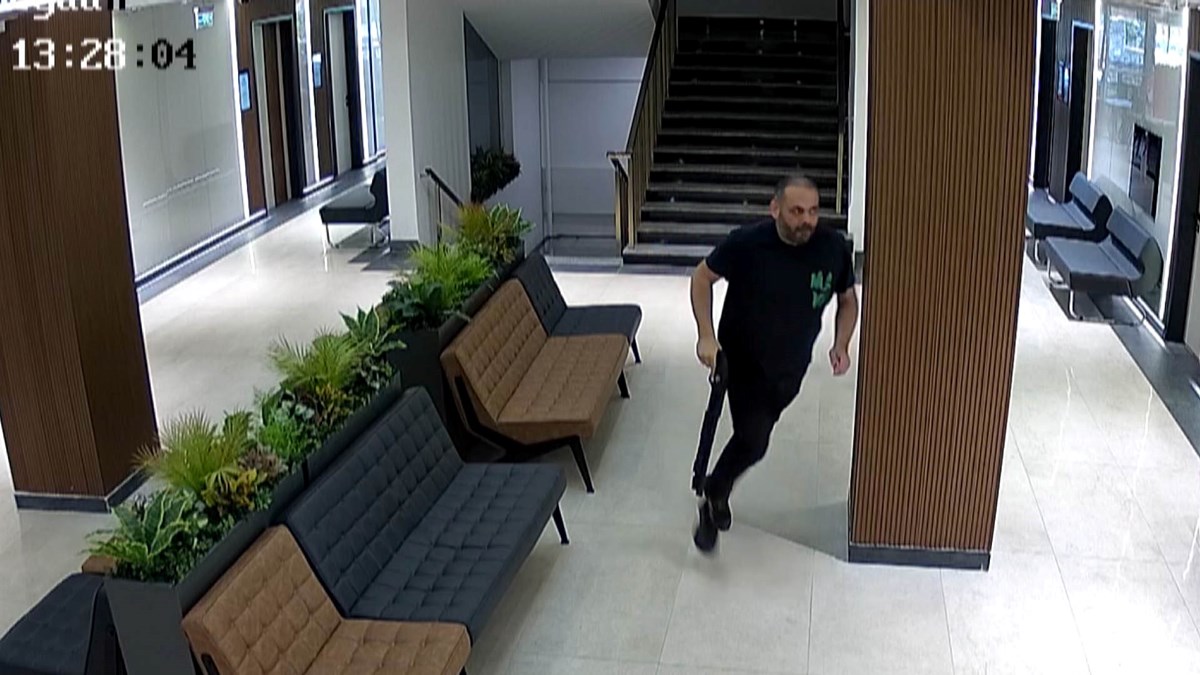 Katilin cinayeti işledikten sonra kaçtığı anlar güvenlik kamerası tarafından görüntülendi.