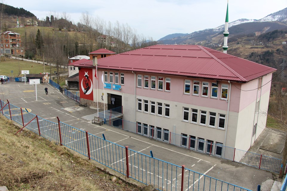 Trabzon'da çatlaklar oluşan okul binası boşaltıldı - 1