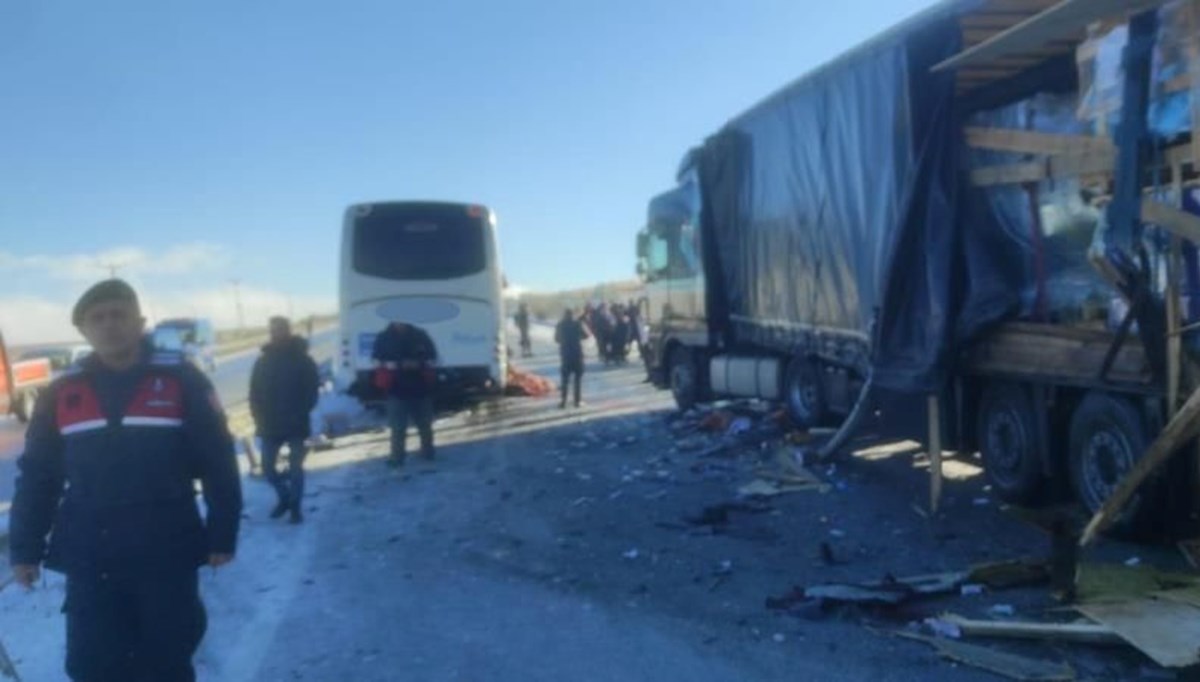 Yolcu otobüsü park halindeki TIR’a çarptı: 1 ölü, 2 yaralı