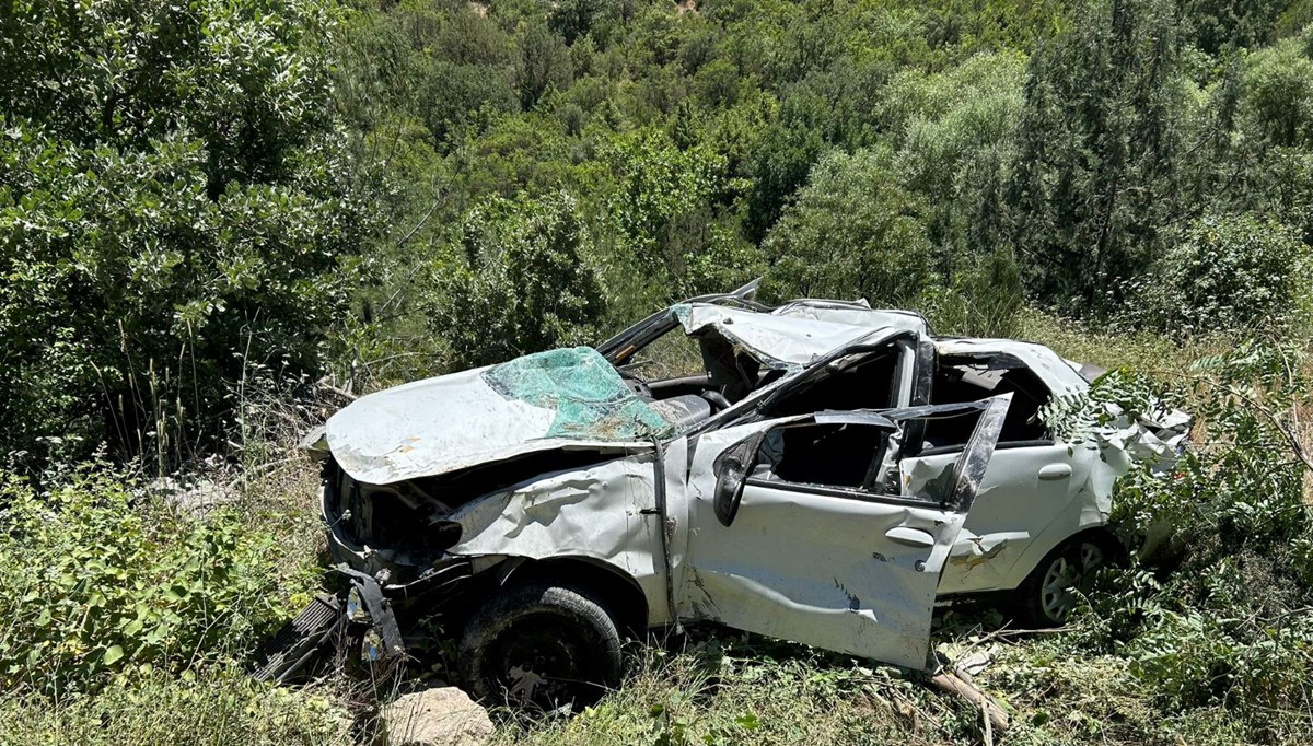 Balıkesir'de şarampole devrilen otomobildeki 2 kişi öldü