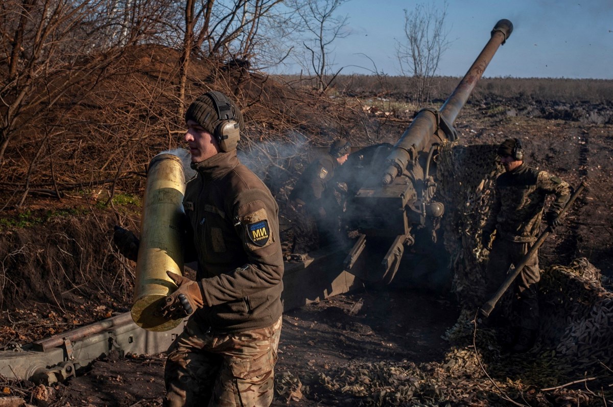 Ukraynalı askerler, Soledar yakınlarındaki bir cephe hattına 130 mm çekili sahra topu M-46 ateşledi Ukraynalı askerler, Soledar yakınlarındaki bir cephe hattına 130 mm çekili sahra topu M-46 ateşledi