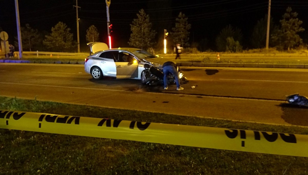 Kütahya'da otomobil motosiklete çaptı: 2 ölü