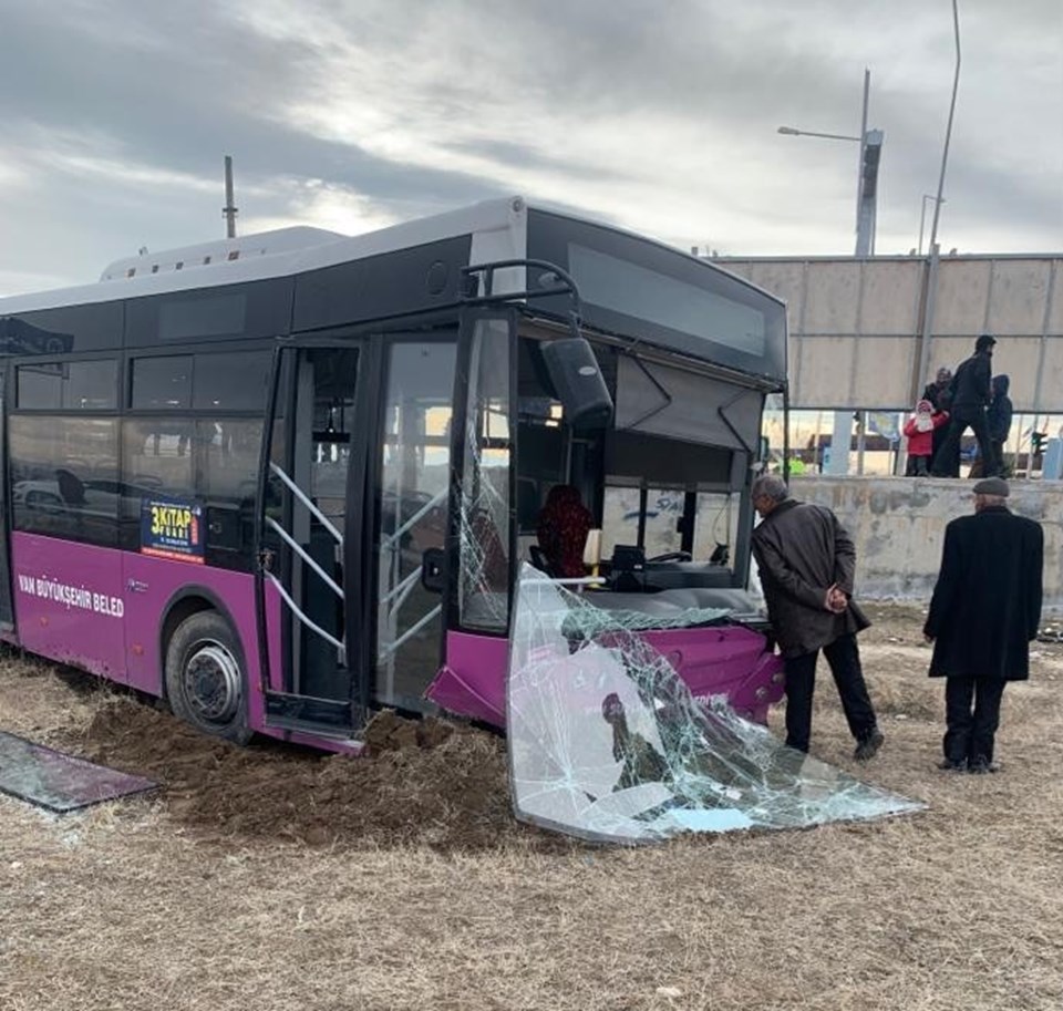 Belediye otobüsü kamyona çarptı: 19 yaralı - 2