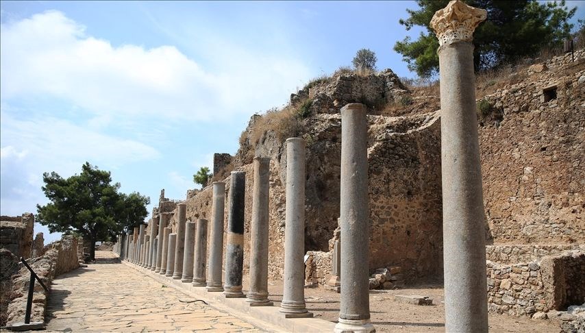 Syedra Antik Kenti'nin 2 bin yıllık sütunları ayağa kaldırıldı