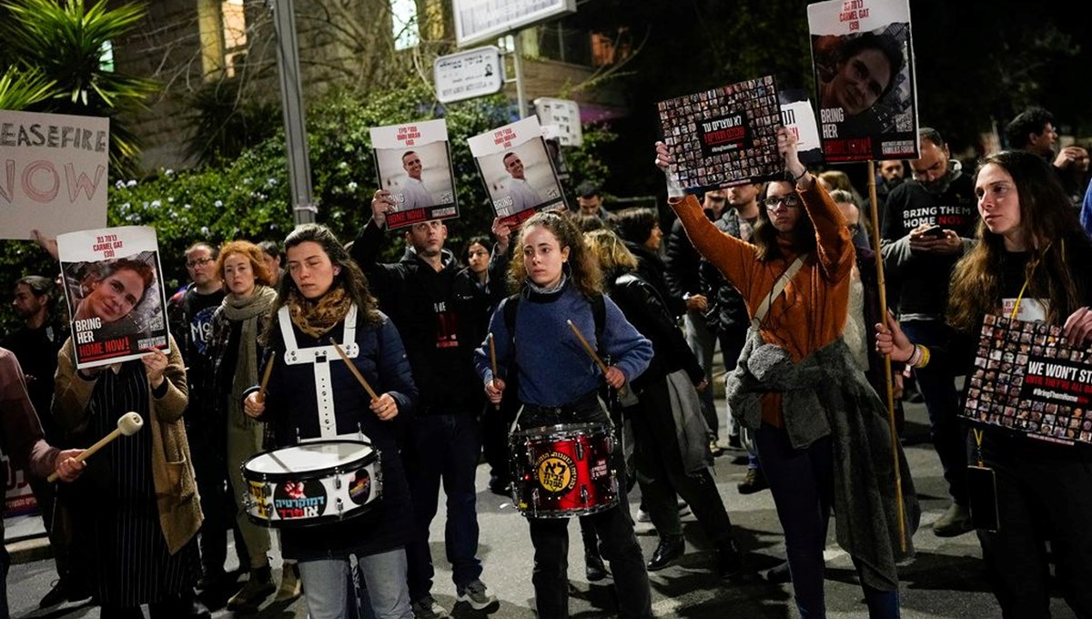 Gazze'deki rehinelerin ailelerinden Netanyahu'nun evinin önünde  protesto