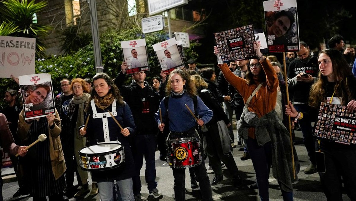 Gazze'deki rehinelerin ailelerinden Netanyahu'nun evinin önünde protesto Gazze'deki rehinelerin ailelerinden Netanyahu'nun evinin önünde protesto