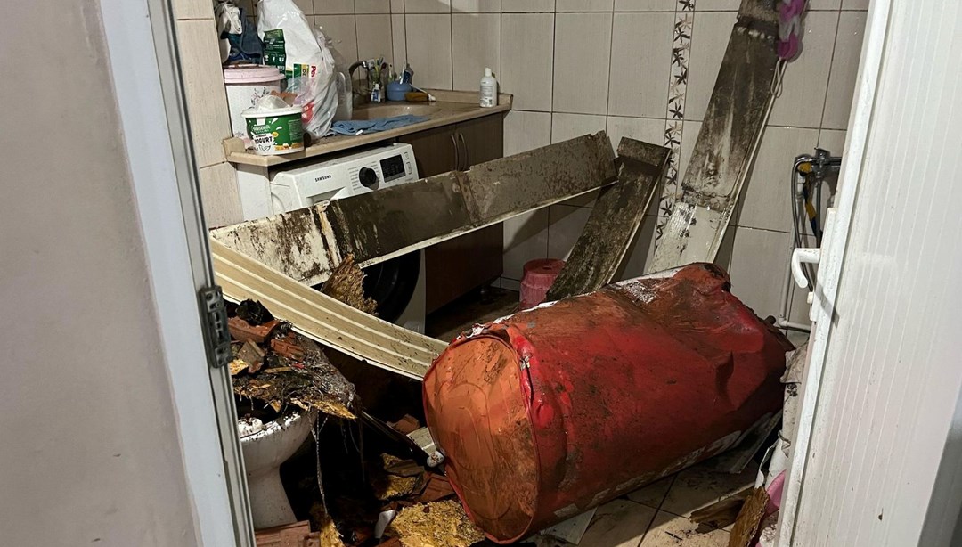 Ege'yi fırtına vurdu: Ağaçlar devrildi, caddeler beyaza büründü