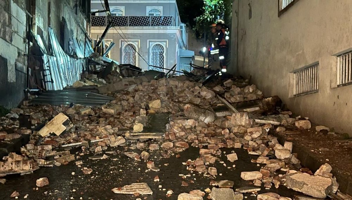 Sultanahmet'te tarihi binada çökme: Ekipler bölgede