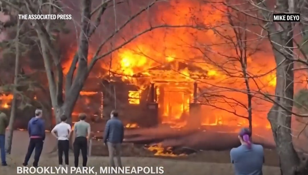 ABD’de uçak eve çarptı! En az 1 kişi öldü