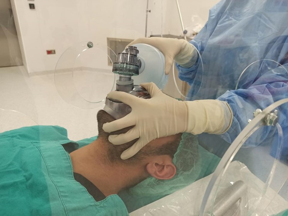 Sağlık çalışanlarını korumak için  laringoskop cihazından sonra entübasyon kabini de devrede - 1