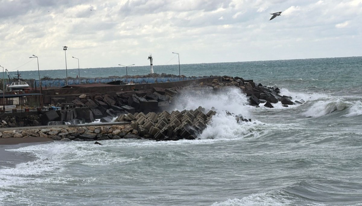 Akçakoca’da fırtına etkili oldu: Dalga boyu 5 metreyi geçti