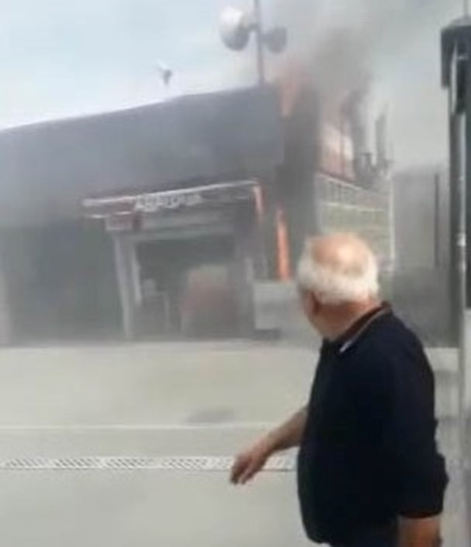 İstanbul'da metro istasyonu girişindeki büfede yangın - 1