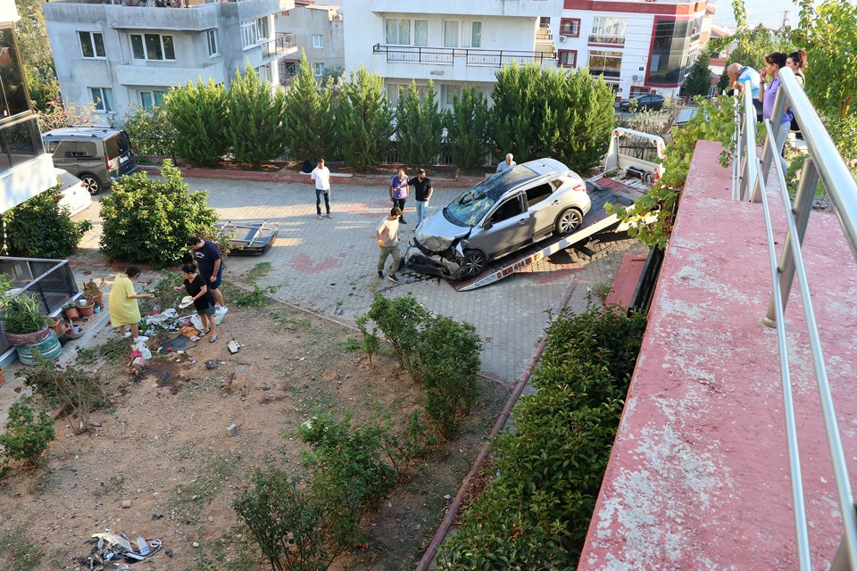 İzmir'de otomobil apartmanın bahçesine düştü: 2 yaralı - 1