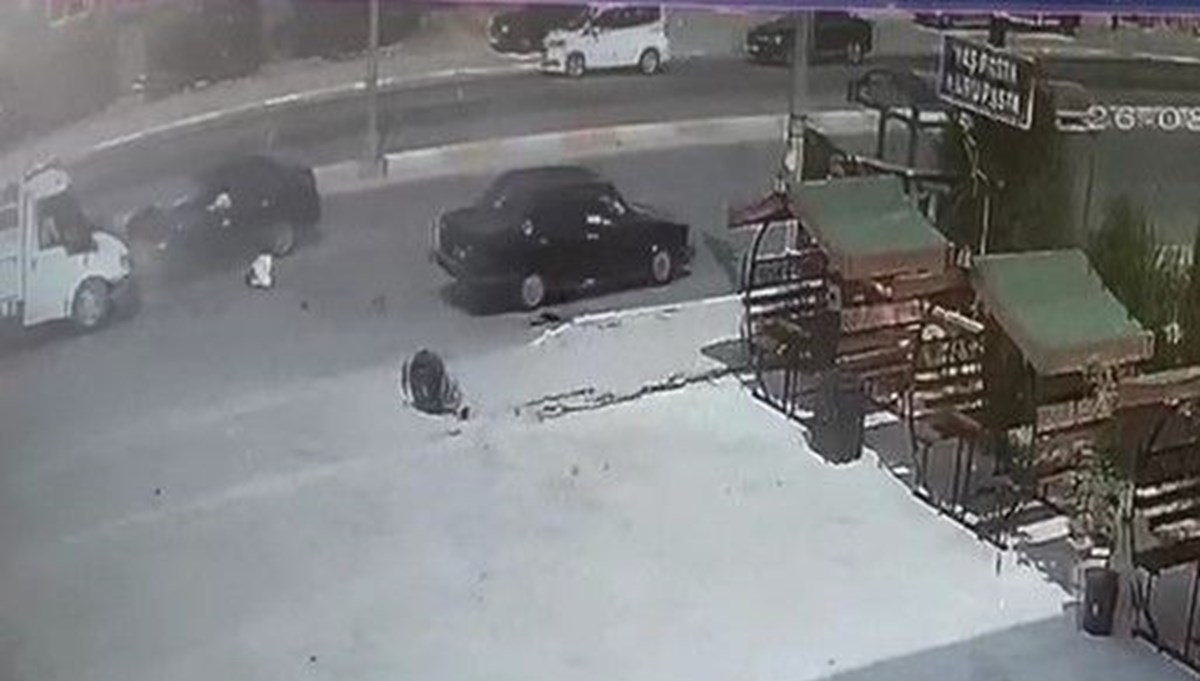 Denizli'de bir otomobil karşı şeride geçip 2 araca çarptı Denizli'de bir otomobil karşı şeride geçip 2 araca çarptı
