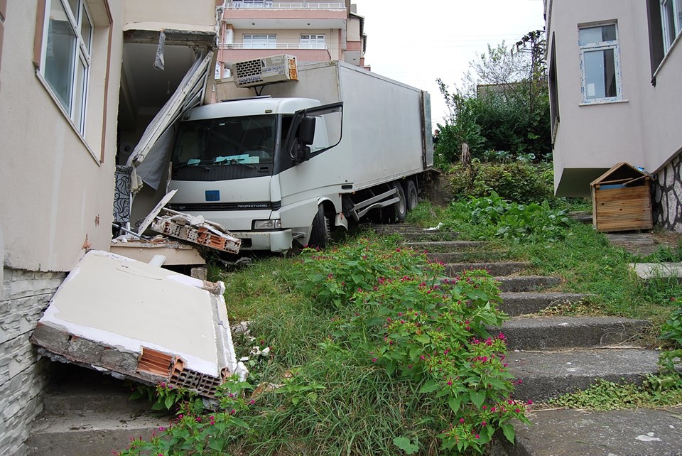 Zonguldak'ta freni boşalan kamyon eve girdi - 3