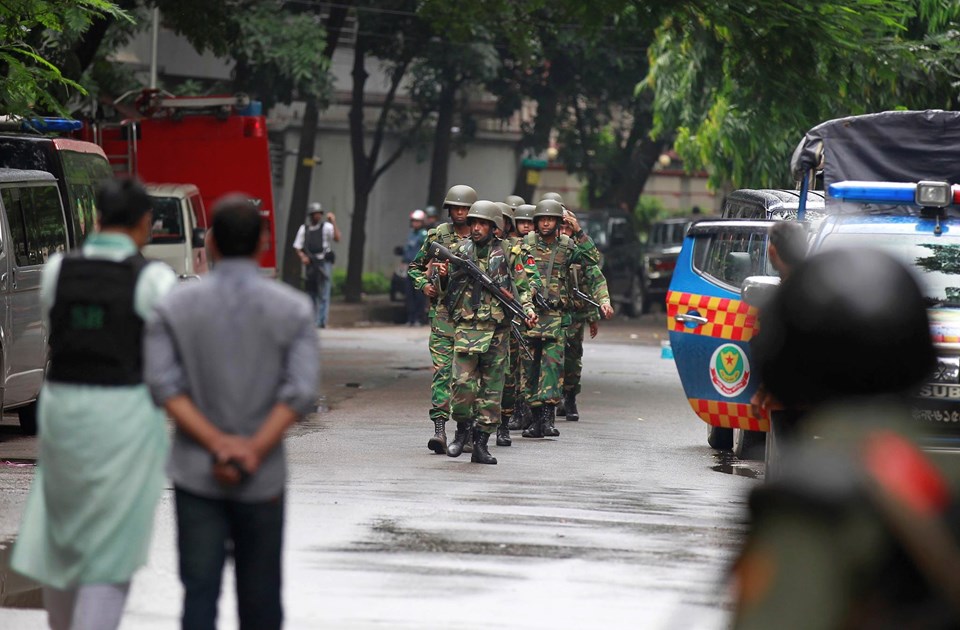 Bangladeş'te saldırganlar restoran bastı - 1