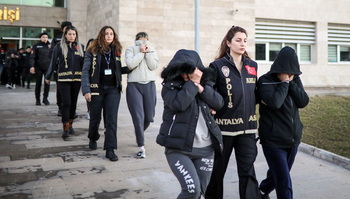 Altalya'da Oyunbozan operasyonu: 'Oyunumuzu kimse bozamaz' diyen fuhuş şebekesi çökertildi Altalya'da Oyunbozan operasyonu: 'Oyunumuzu kimse bozamaz' diyen fuhuş şebekesi çökertildi