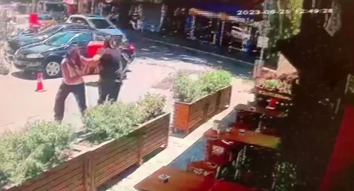 Güvenlik kameralarına yansıyan görüntülerde, insanların kaldırımda yürürken, ağacın kökünden sökülerek devrilmesi ve vatandaşların kaçması görülüyor. Güvenlik kameralarına yansıyan görüntülerde, insanların kaldırımda yürürken, ağacın kökünden sökülerek devrilmesi ve vatandaşların kaçması görülüyor.