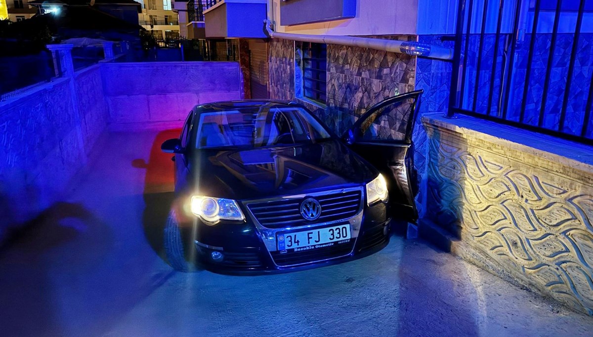 Geri kayan aracı durdurmak isteyen iki kişi aracın altında kaldı Geri kayan aracı durdurmak isteyen iki kişi aracın altında kaldı