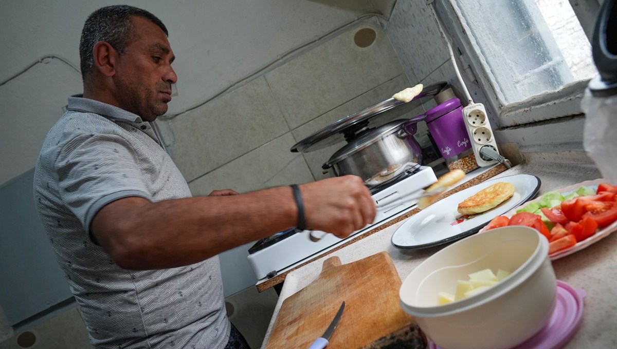 Sosyal medyada gündem olan baba konuştu: Çocuklarına yemek yaptığı görüntüler beğeni topladı