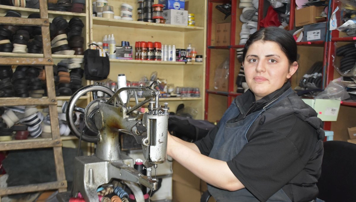 Lise öğrencisi Esra, okul saatleri dışında ayakkabı tamirciliği yapıyor