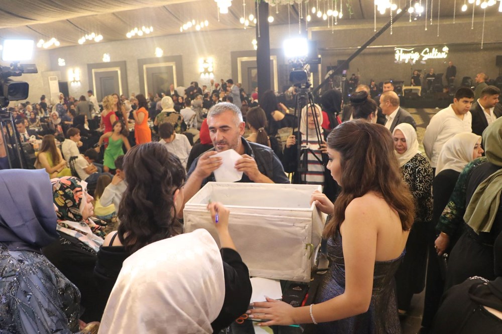 Düğünde dolarlar havada uçuştu: Geline 7 kilo altın takıldı - 7