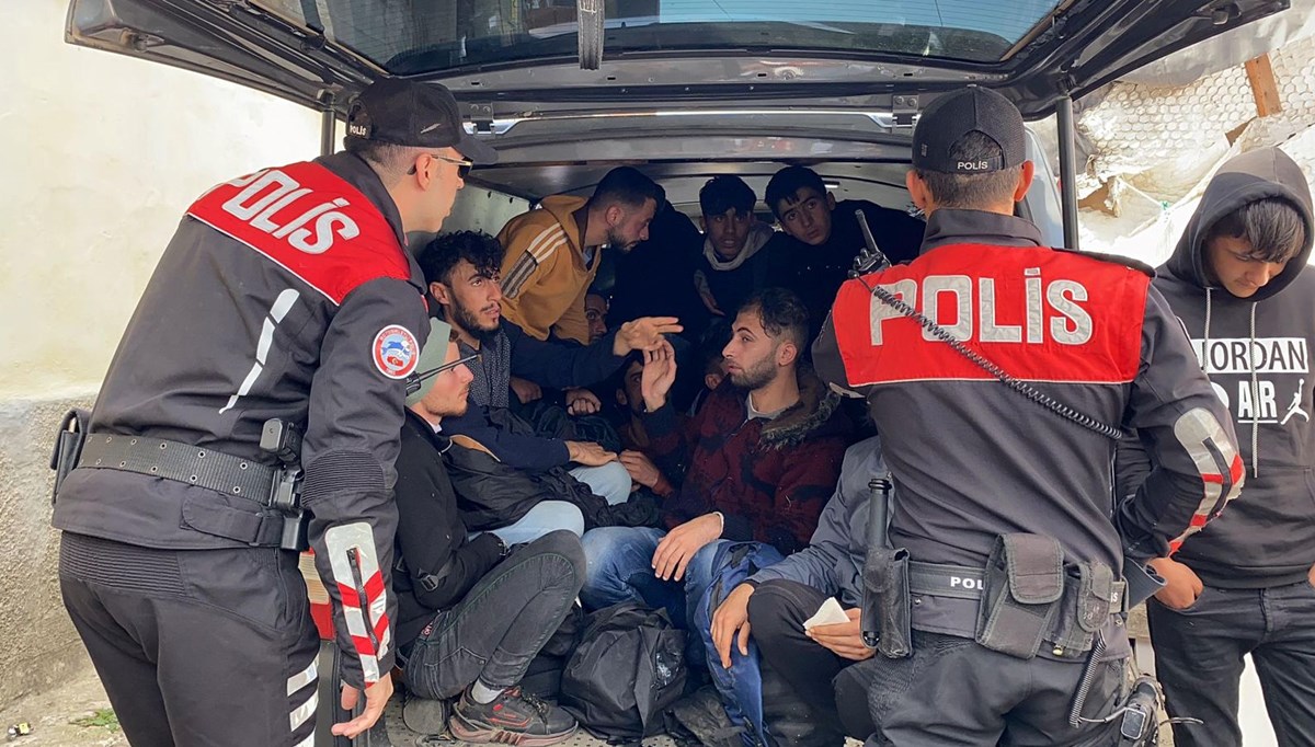 Edirne'de 852 kaçak göçmen yakalandı, 22 organizatör tutuklandı Edirne'de 852 kaçak göçmen yakalandı, 22 organizatör tutuklandı