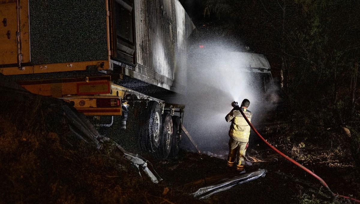 Ankara'da şarampole devrilen TIR alev aldı