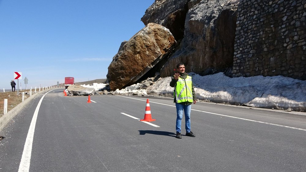 Düşen dev kaya nedeniyle Bitlis-Tatvan karayolu trafiğe kapatıldı - 6