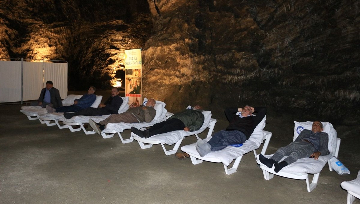 Tedavi için yerin 150 metre altına inip her gün 6 saat geçirecekler: 5 bin yıllık mağaradaki şifa arayışının sonuçları 15 gün sonra açıklanacak Tedavi için yerin 150 metre altına inip her gün 6 saat geçirecekler: 5 bin yıllık mağaradaki şifa arayışının sonuçları 15 gün sonra açıklanacak
