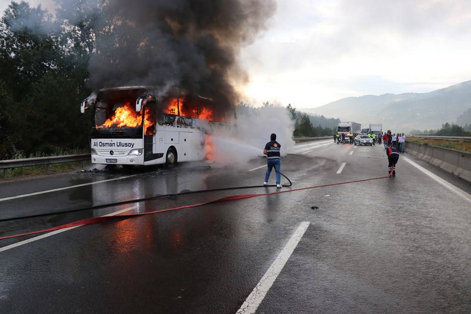 TEM’de yolcu otobüsü alev alev yandı - 1