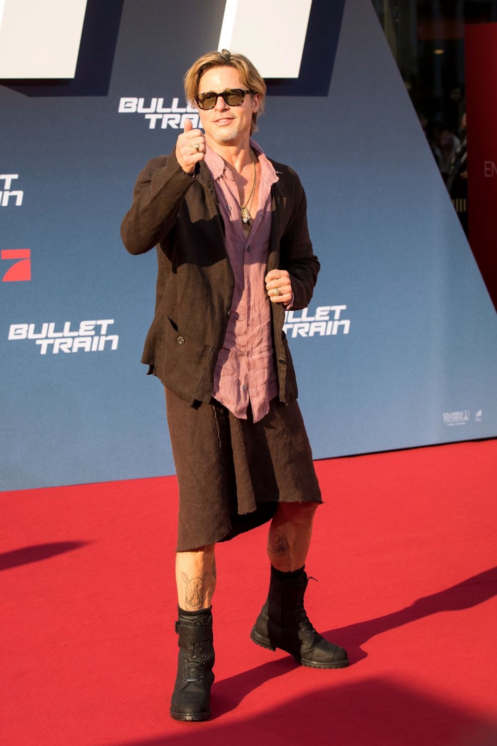 Brad Pitt Suikast Treni filminin galasında etek giydi - 5