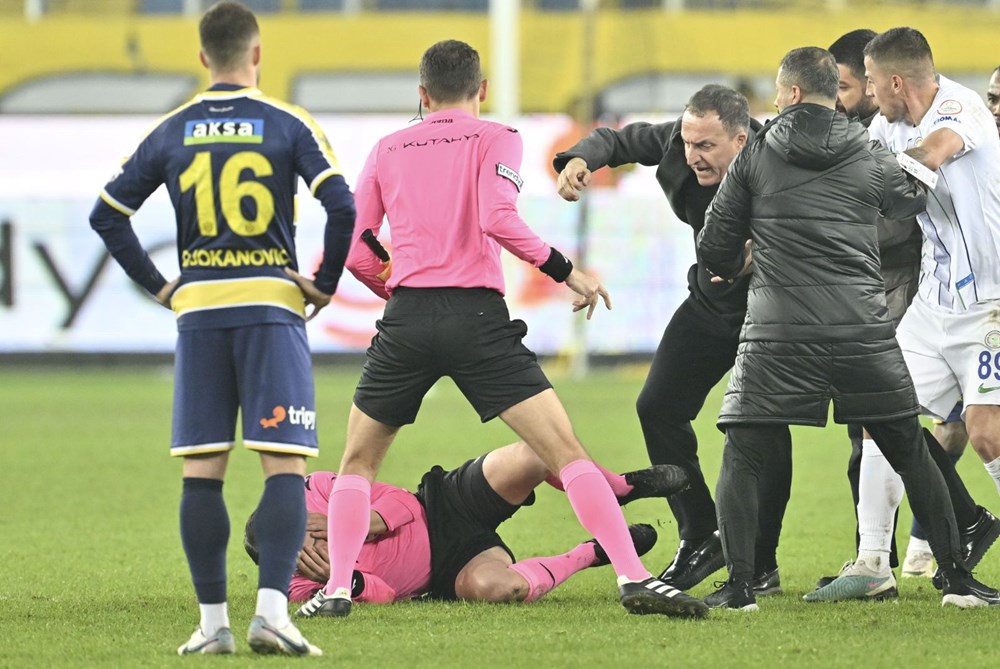 MKE Ankaragücü Kulübü Başkanı Faruk Koca hakem Halil Umut Meler'e yumruk attı - 5