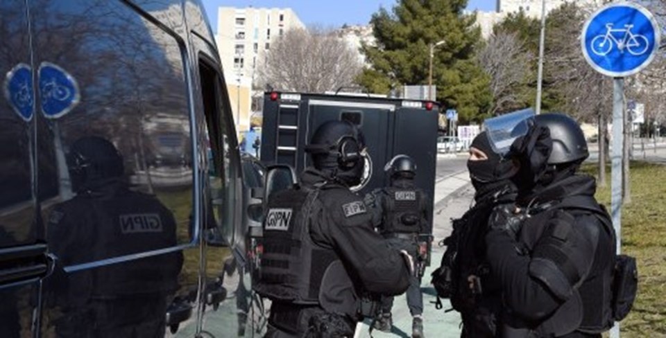 Fransa'da maskeli saldırganlar polise ateş açtı - 4