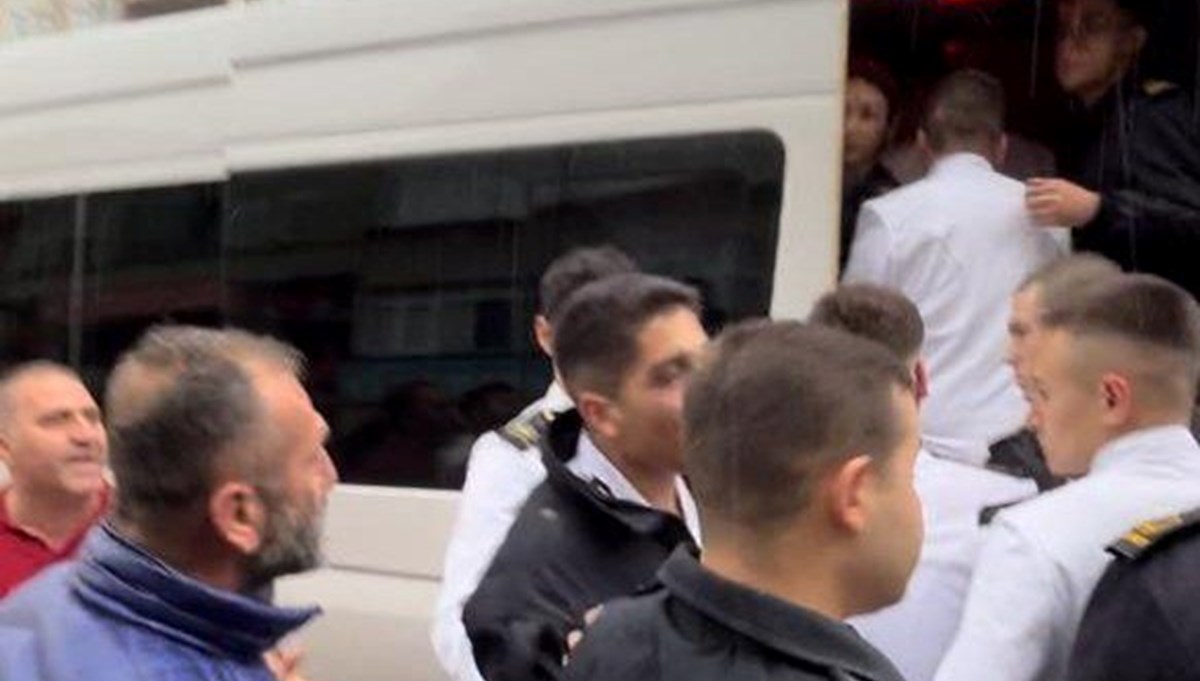 Minibüs şoförleri, servis kiralayan üniversitelilere saldırdı Minibüs şoförleri, servis kiralayan üniversitelilere saldırdı
