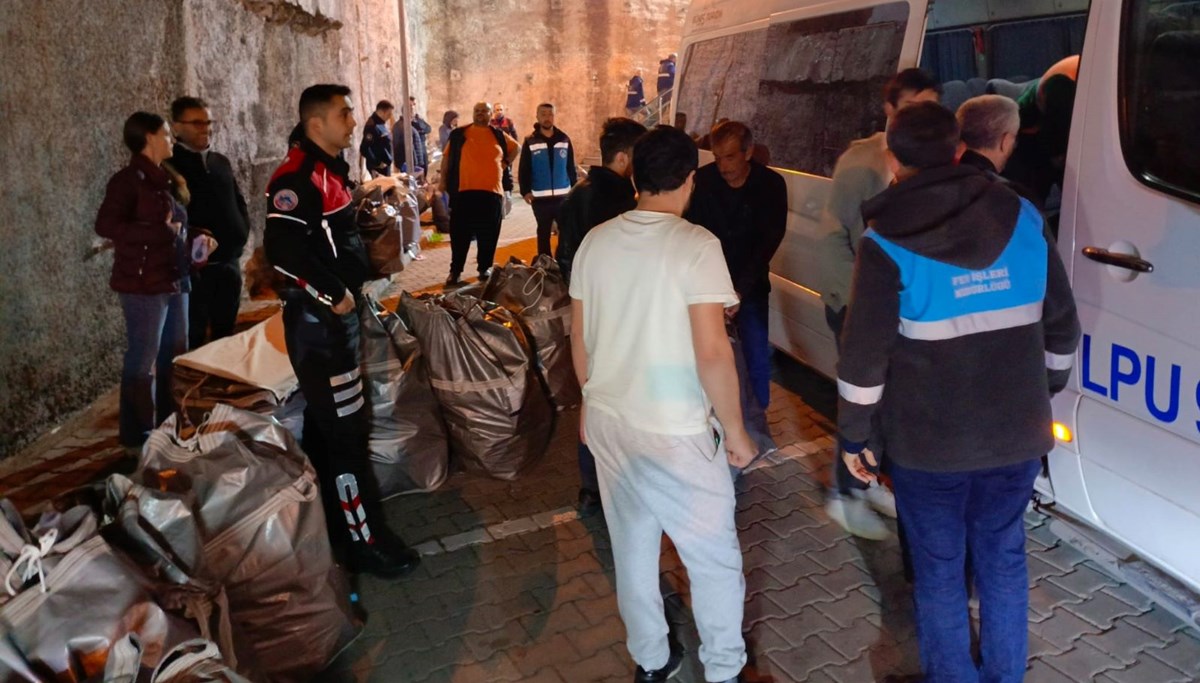 İstanbul'da oy pusulaları okullara getirildi