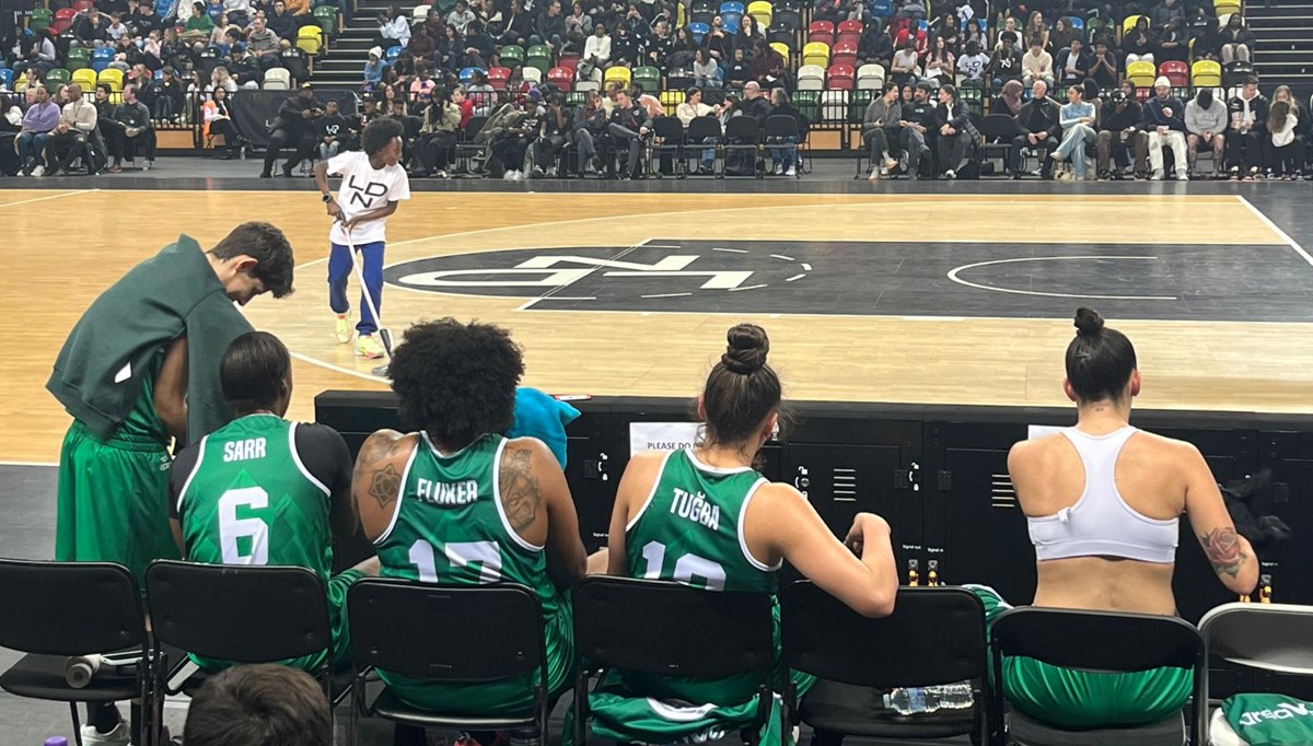 Basketbolda vize krizi: Bursaspor, London Lions'a 5 oyuncuyla gitti Basketbolda vize krizi: Bursaspor, London Lions'a 5 oyuncuyla gitti