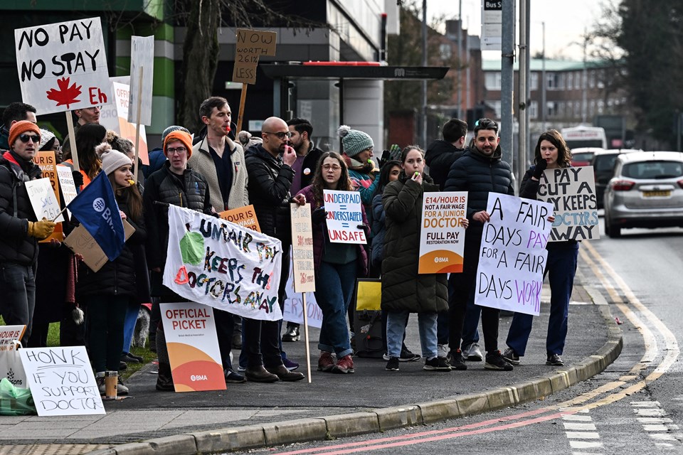 Baristalardan daha düşük alan doktorlar İngiltere'de protesto yaptı - 1