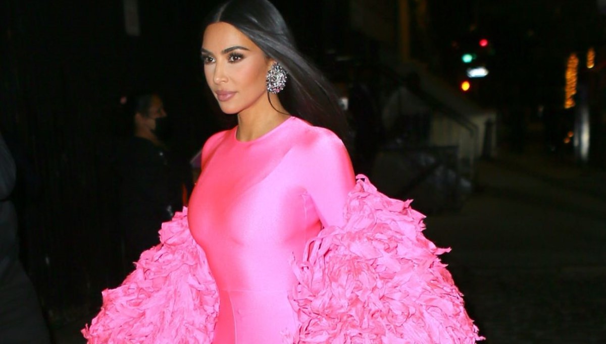 Kim Kardashian SNL'de sunuculuk yaptı