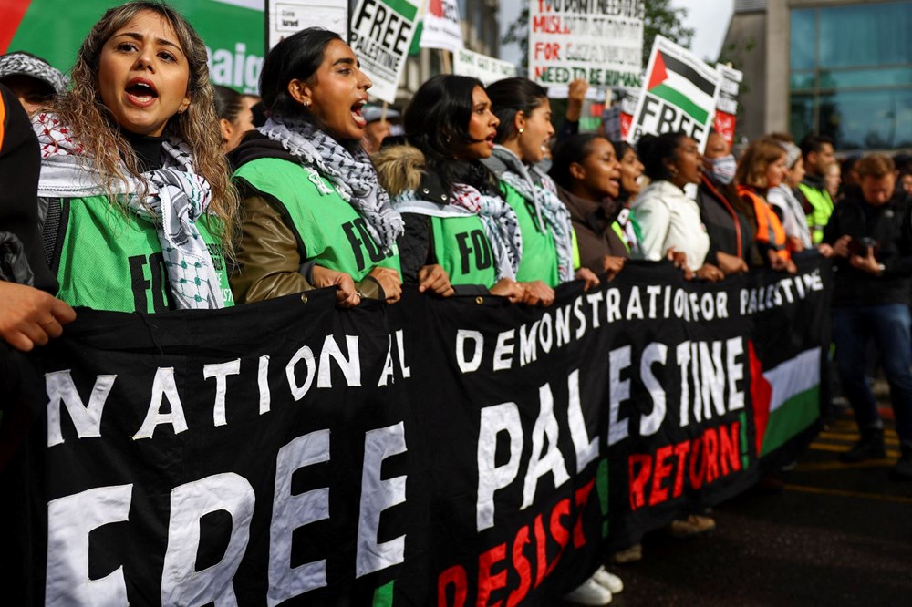 İngiltere'de Filistin ile dayanışma yürüyüşü: Binlerce kişi savaşın sona ermesi çağrısı yaptı - 5