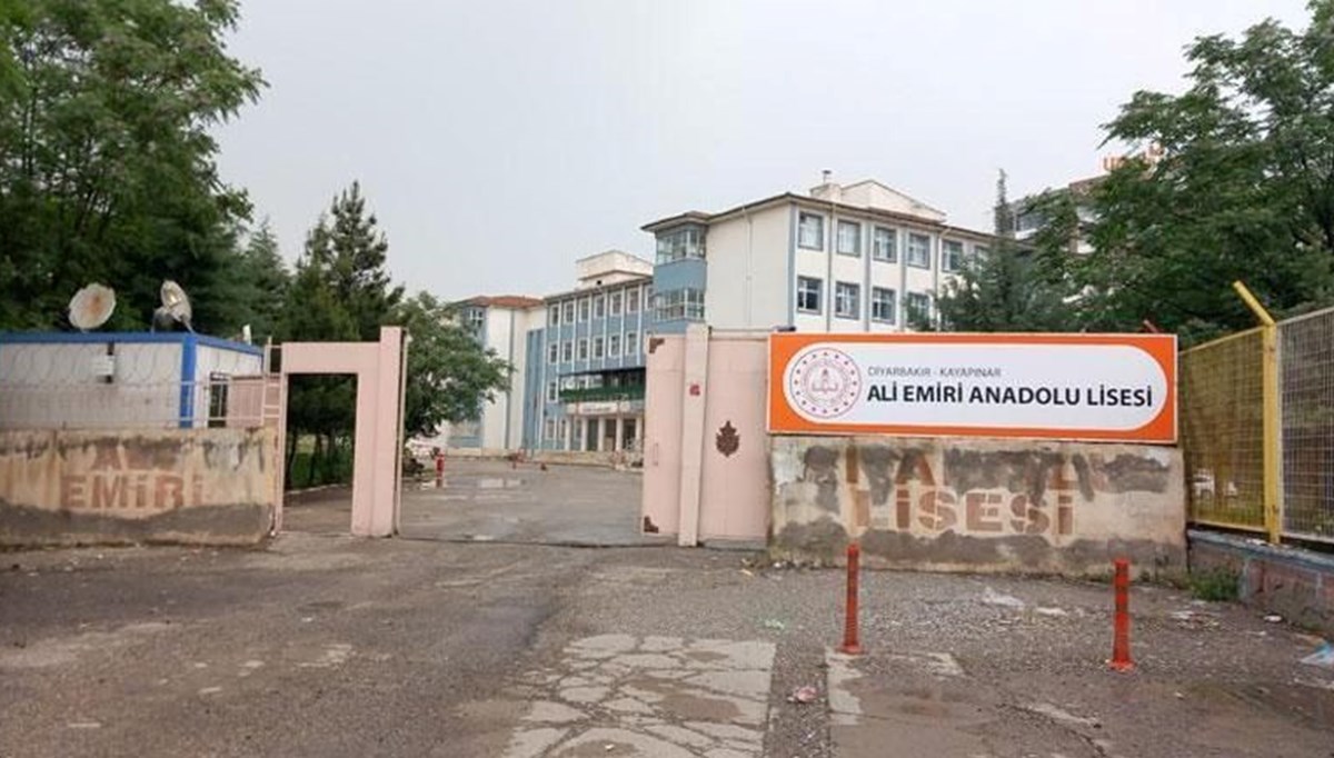 Okul müdürünü bıçaklayan öğrenci tutuklandı Okul müdürünü bıçaklayan öğrenci tutuklandı