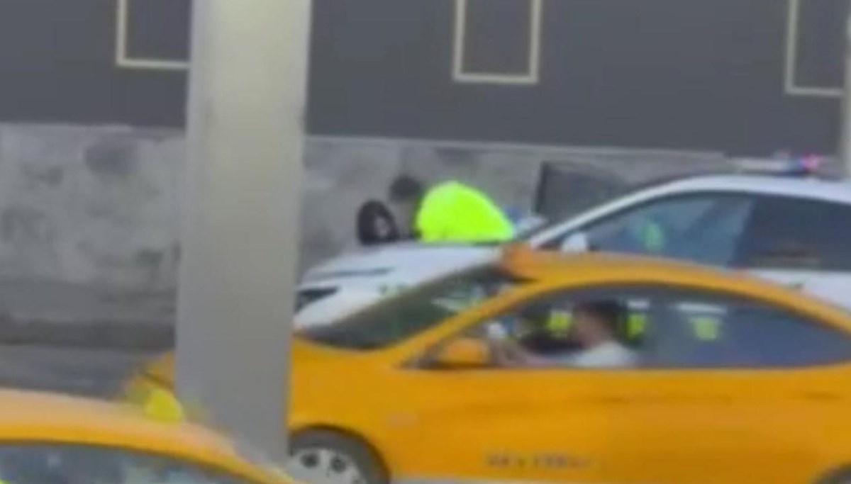 Kaza yapan şüpheli polisin silahını almaya çalıştı!